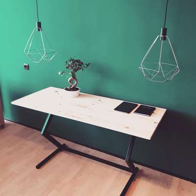 biurko zielone tlo.jpg