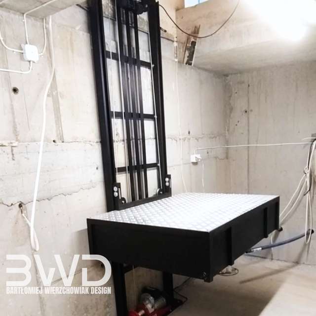 Mechanizm podnoszenia zamontowany pod klapą schodową