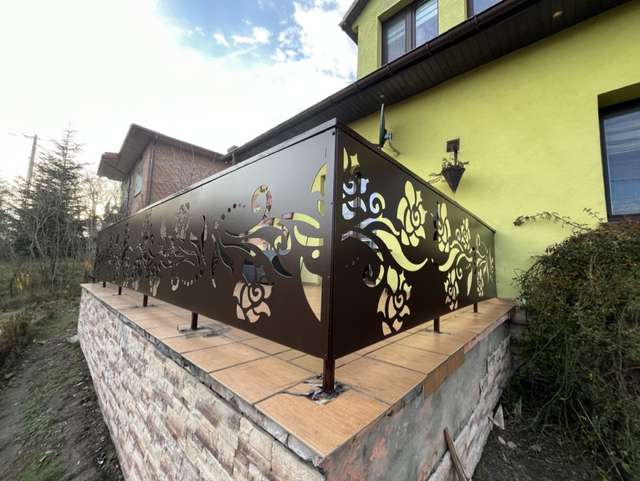 Narożnik stalowej balustrady CNC z dekoracyjnym panelem kwiatowym