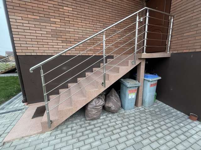 Zewnętrzna balustrada ze stali nierdzewnej przy schodach wejściowych