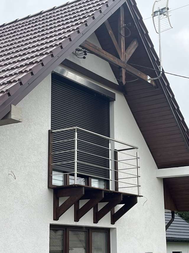 Frontowy widok balkonu z poziomą balustradą ze stali nierdzewnej