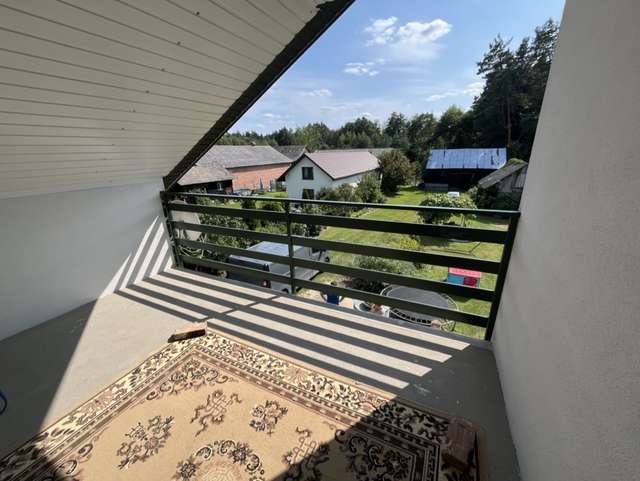 Stalowa balustrada balkonowa w brązowym kolorze na elewacji budynku