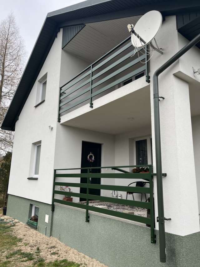 Balustrada stalowa na balkonie i schodach zewnętrznych — szeroki widok