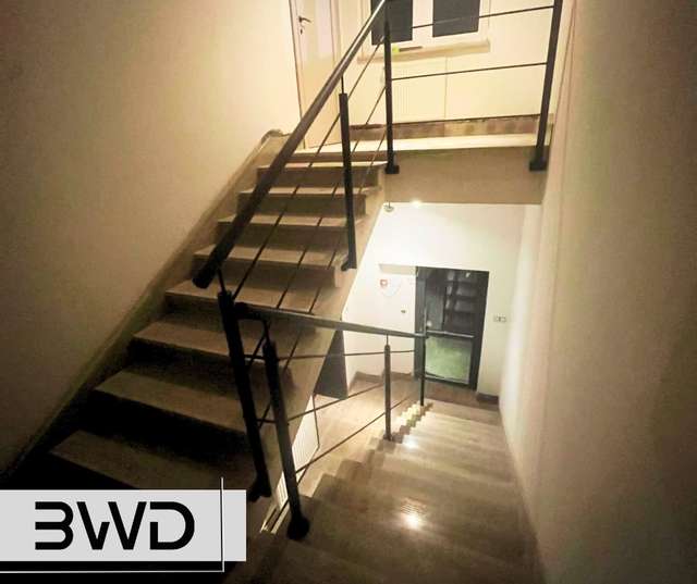 Stalowa balustrada schodowa z poziomym wypełnieniem widziana z półpiętra