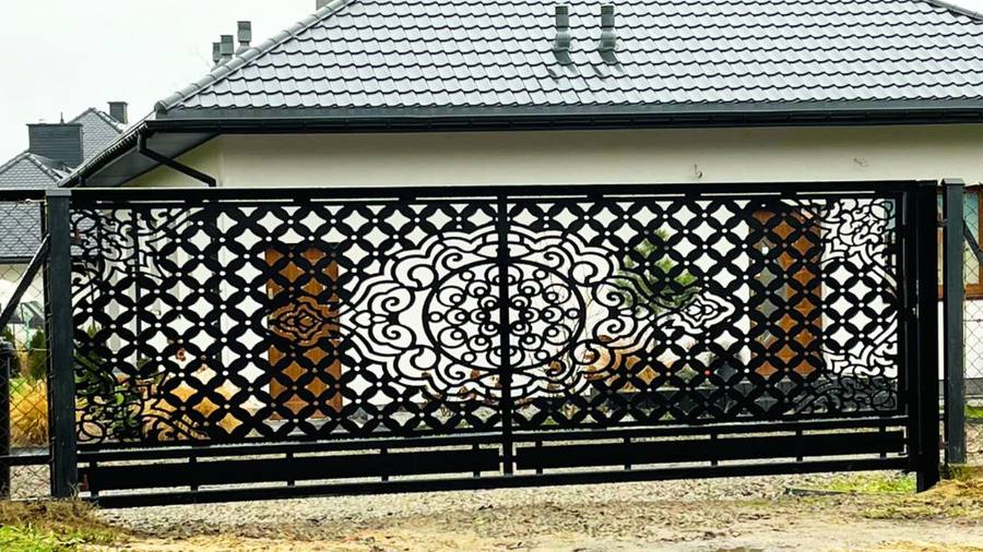 Stalowa brama przesuwna z dekoracyjnym panelem CNC wykonana przez BWD