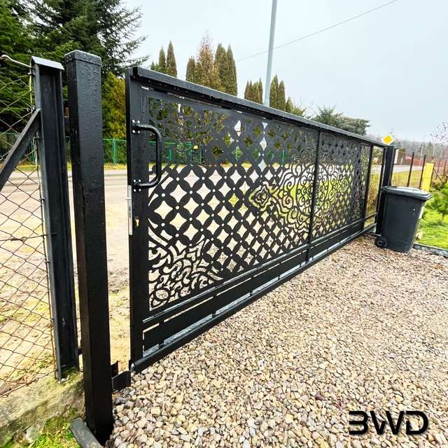 Brama przesuwna z panelem CNC zamontowana między stalowymi słupami