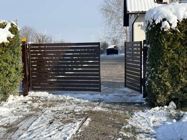 Komplet brązowej bramy przesuwnej i furtki z poziomym wypełnieniem