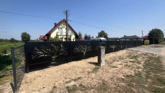 Brama z motywem leśnym CNC otwierająca wjazd na prywatną posesję