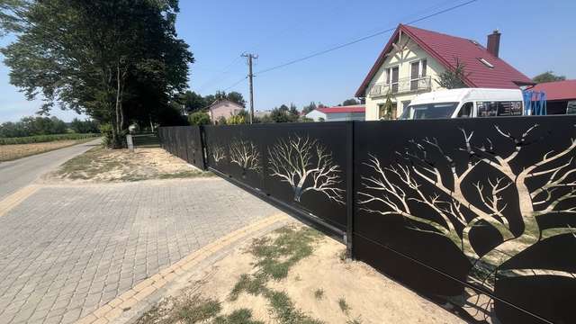 Gotowe ogrodzenie stalowe CNC z motywem drzew — perspektywa wzdłuż przęseł