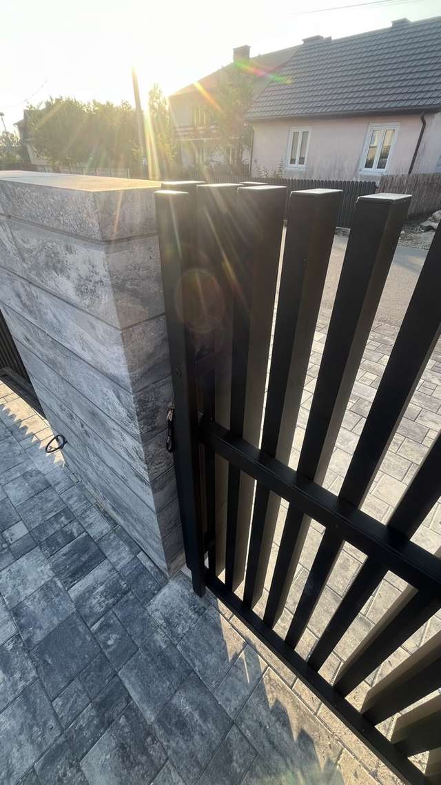 Detal krawędzi bramy z pionowym wypełnieniem aluminiowym