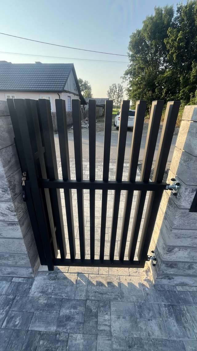 Górne zakończenia profili w aluminiowym ogrodzeniu palisadowym