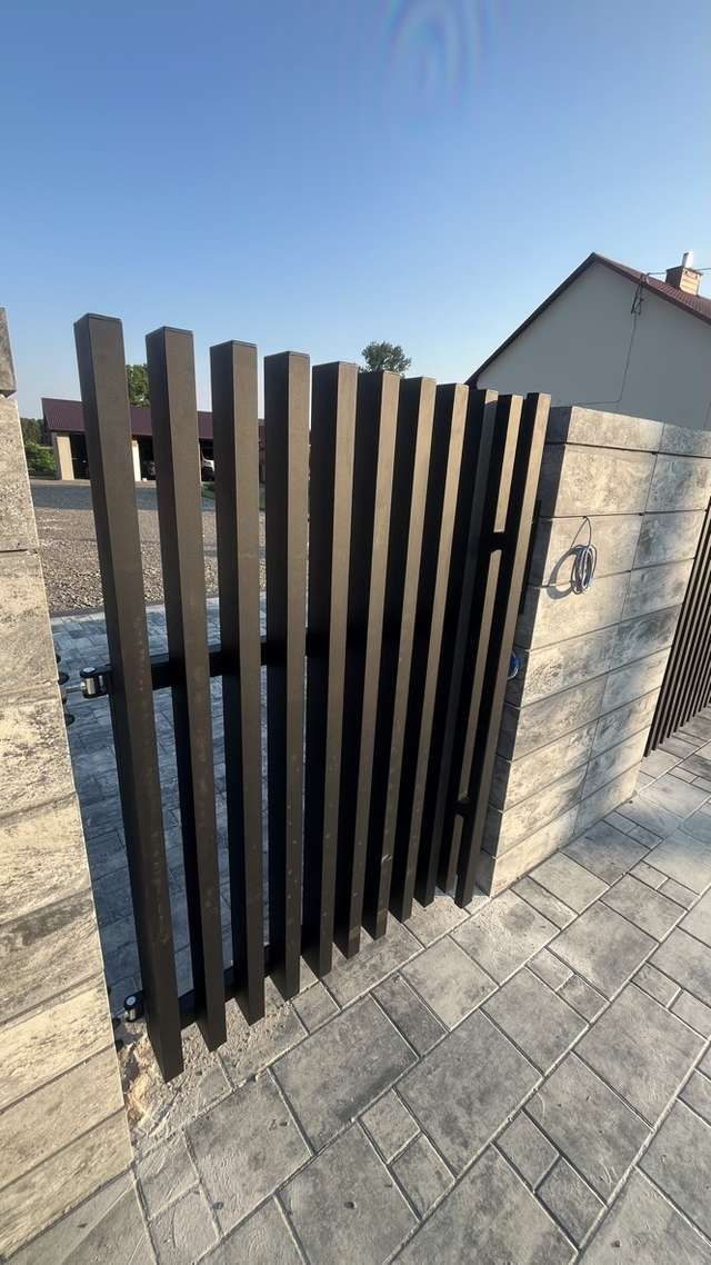 Profil aluminiowego przęsła grzebieniowego przy murowanym słupku