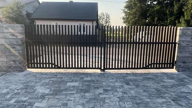 Frontowa brama wjazdowa z czarnych pionowych profili aluminiowych