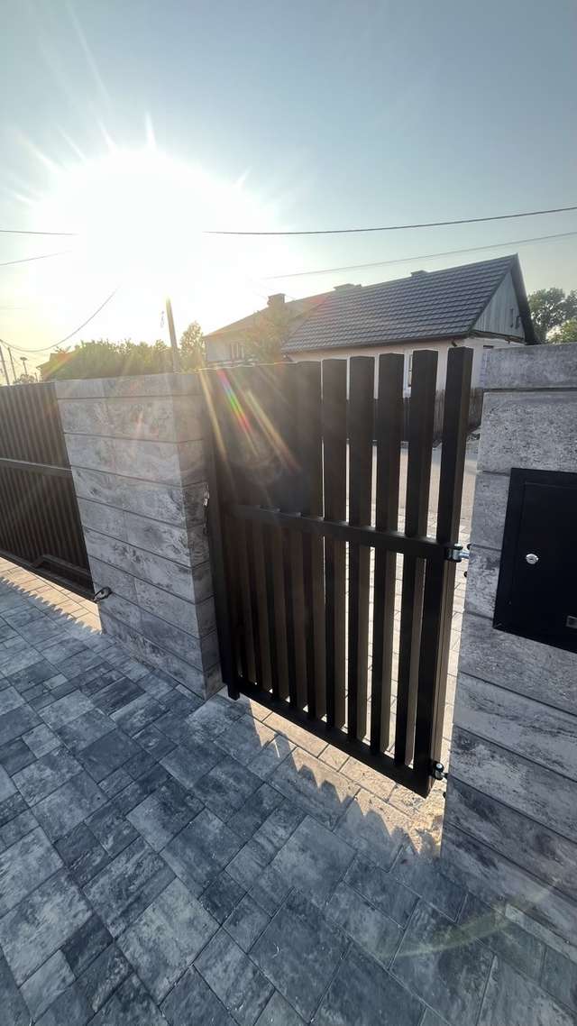 Zbliżenie pionowych profili aluminiowych w nowoczesnym ogrodzeniu