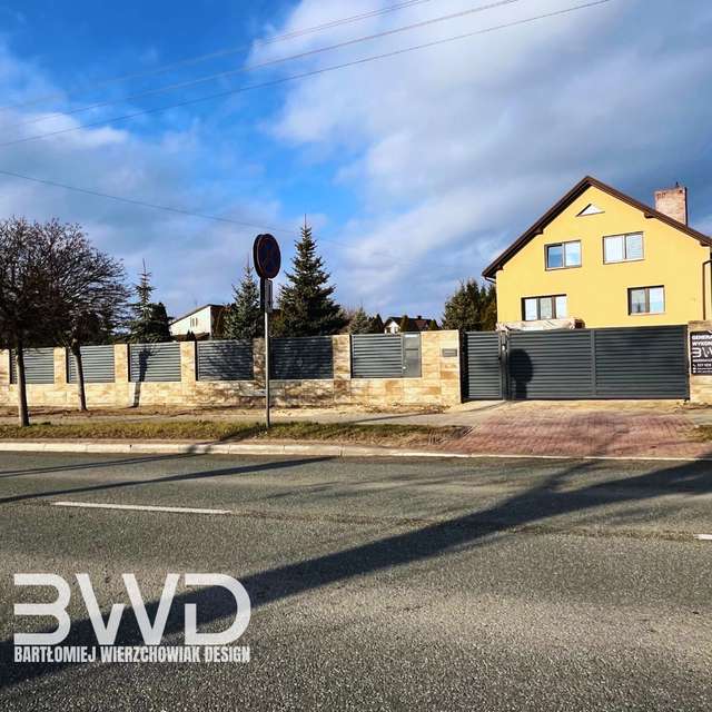 Gotowe ogrodzenie poziome z betonową podmurówką od strony ulicy