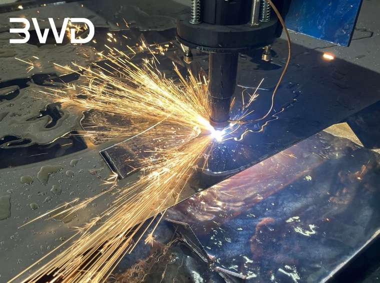 Cięcie elementu stalowego na ploterze plazmowym CNC