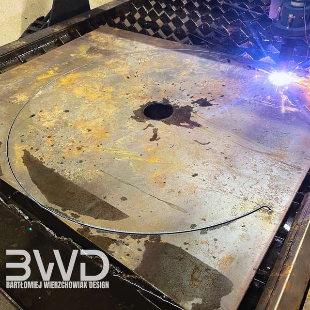 Proces cięcia stalowego elementu na stole plazmowym CNC