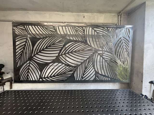 Ażurowy panel metalowy z motywem roślinnym