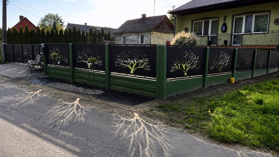 Ogrodzenie stalowe z panelami CNC wykonane przez BWD